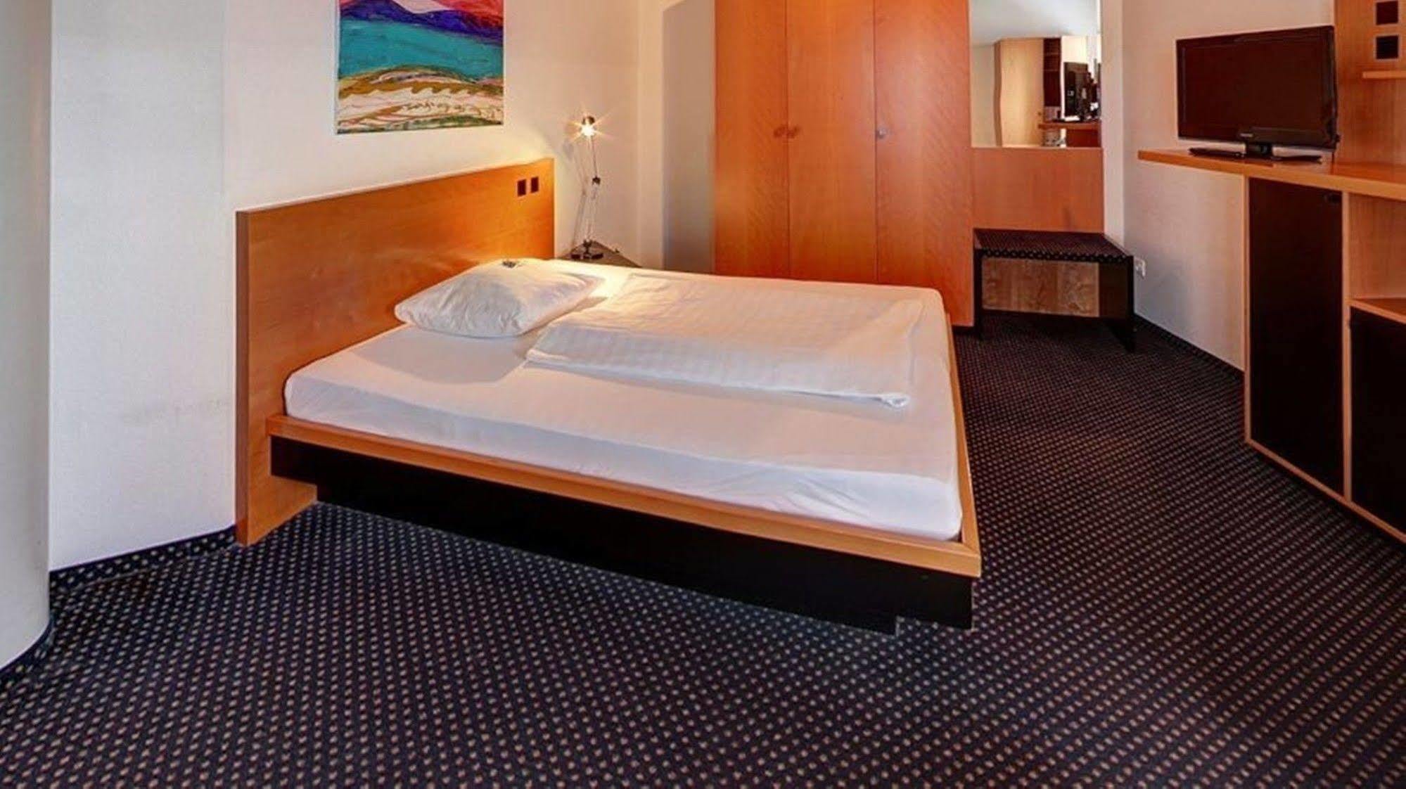 Plaza Suites Рюссельхайм Экстерьер фото