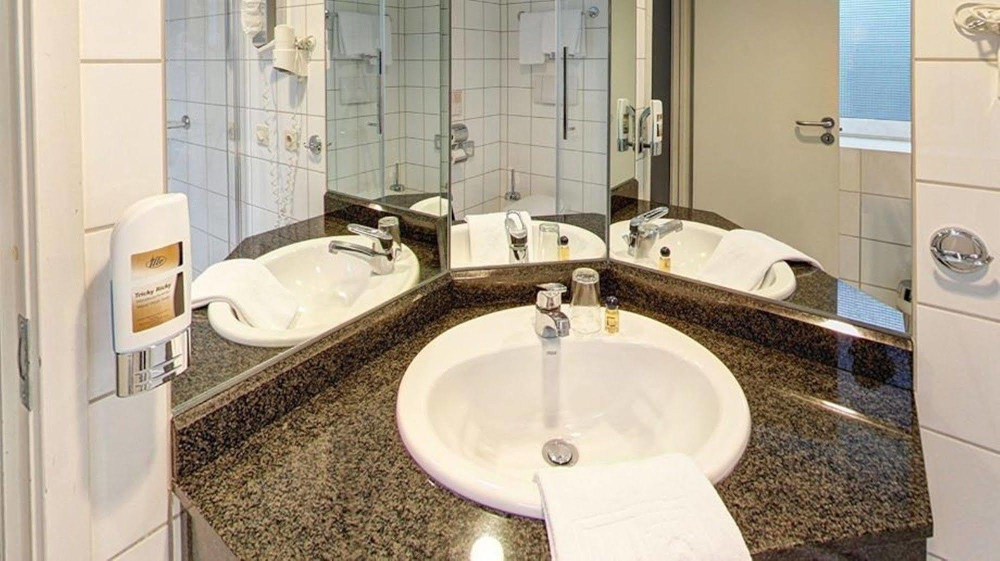 Plaza Suites Рюссельхайм Экстерьер фото